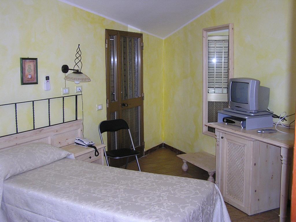 Hotel Mistral Portoscuso Ruang foto